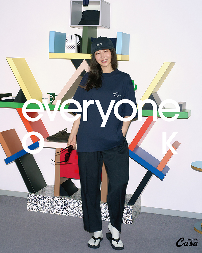 다채로운 선반 앞에 선 민희진과 everyone ok 문구가 담긴 공개 협업 이미지