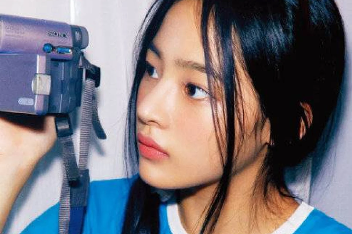 빈티지 캠코더를 들고 촬영 중인 뉴진스 민지의 Y2K 레트로 디카 컷